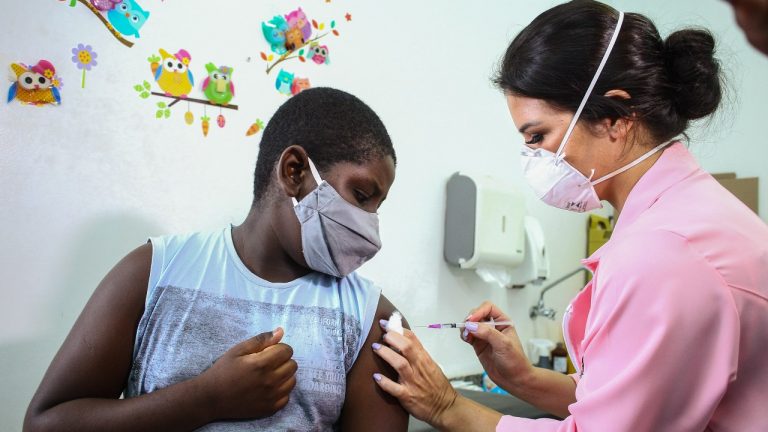 A dose pode ser aplicada em todas as unidades de saúde da cidade, obedecendo os horários de funcionamento das salas de vacinação, normalmente entre 7h30 e 11h e das 13h às 16h45