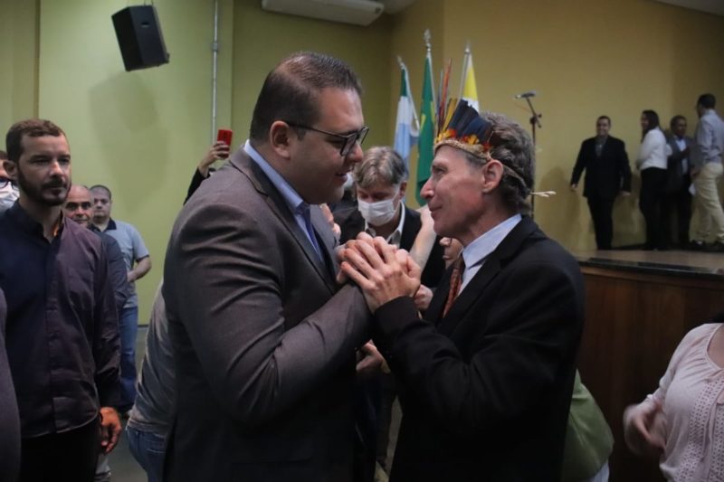Prefeito Alan Guedes cumprimentando o novo reitor