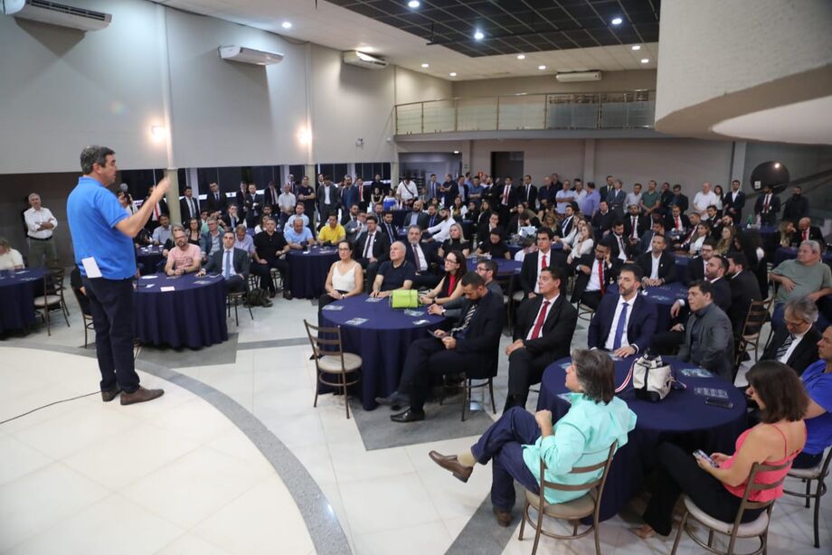 Eduardo Riedel discursando no evento