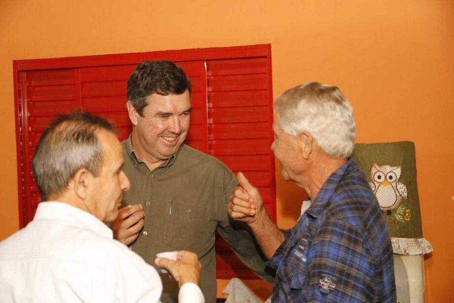 Eduardo Riedel se reuniu com população no interior e recebe reconhecimento