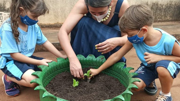 A adesão da unidade foi formalizada com a Prefeitura de Campo Grande via secretária Municipal de Educação Alelis Izabel de Oliveira Gomes, a diretora da escola Maria Lúcia de Fátima de Oliveira, e o diretor-técnico e comercial da Energisa Paulo Roberto do