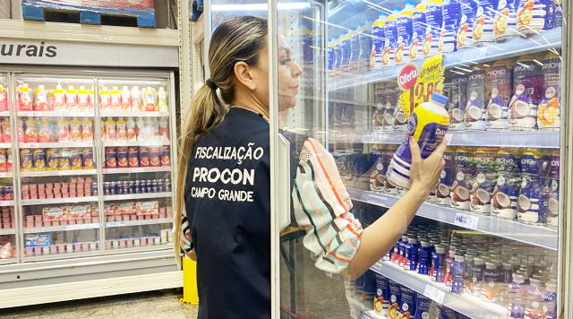 No ato foram encontrados 37 produtos vencidos, sendo 27 unidades de iogurte vencidos no dia 18 de maio