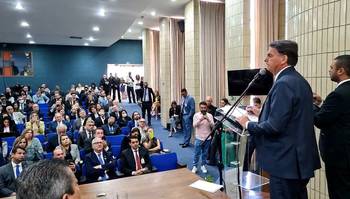 Bolsonaro faz novas críticas a STF e urnas eletrônicas em reunião com médicos