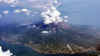 De acordo com autoridades da cidade de Kagoshima, restam 77 moradores nas duas cidades