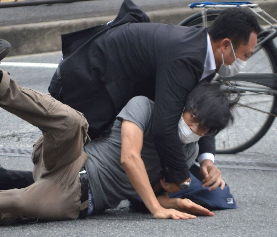 Suspeito de atirar no primeiro-ministro japonês Shinzo Abe, é detido por policiais na estação Yamato Saidaiji em Nara