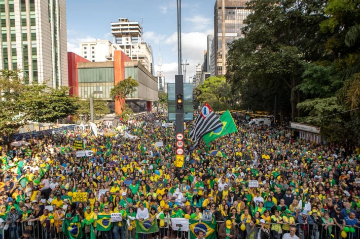 Empresários são investigados sob suspeita de financiamento de manifestações antidemocráticas.