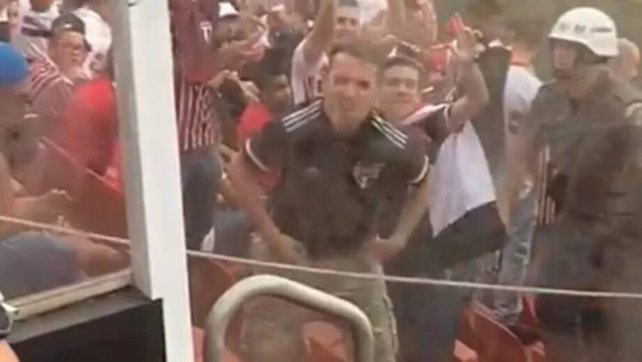 Torcedor do São Paulo é flagrado realizando gestos racistas para a torcida do Fluminense em partida no Morumbi