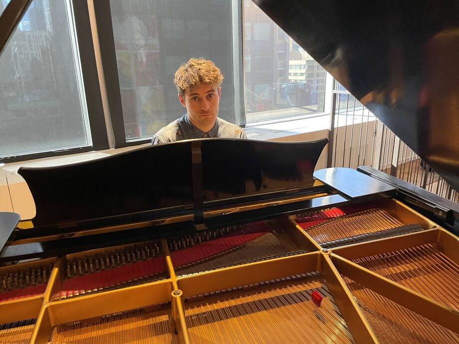 Jakub Jozef Orlinski toca piano no escritório da Warner Music em Nova York, em 3 de dezembro de 2021