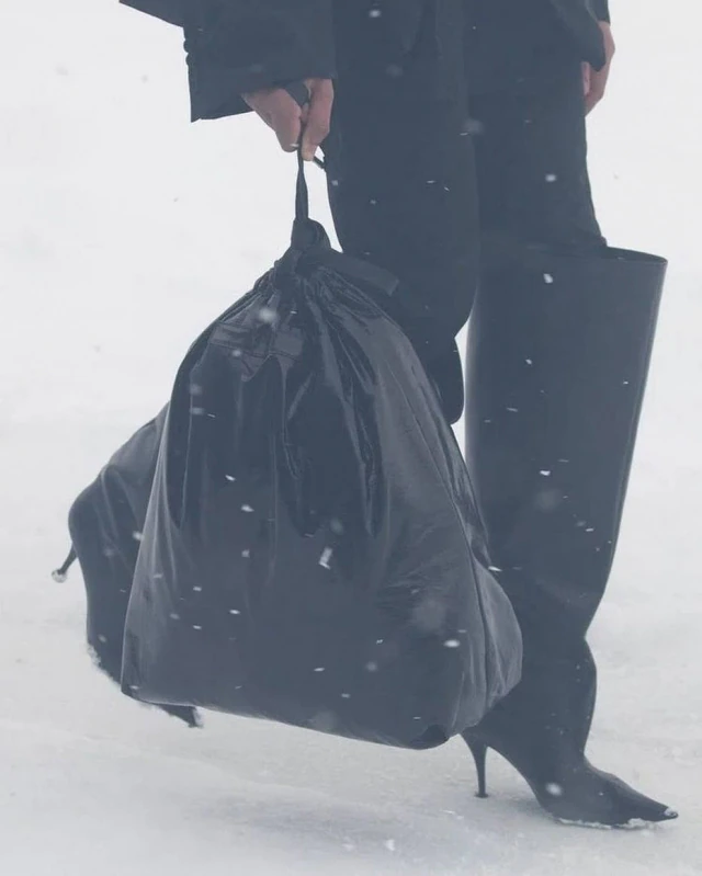 Em uma foto divulgada no Instagram da Highsnobiety, as trash pouchs já podem ser vistas em lojas físicas da grife