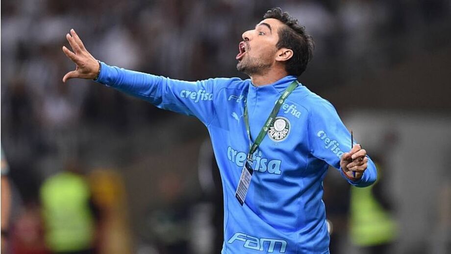 Abel Ferreira orienta jogadores do Palmeiras durante confronto no Mineirão