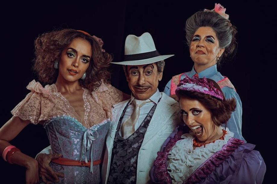 O ator Cassio Scapin vive Odorico em peça musical de Ricardo Grasson