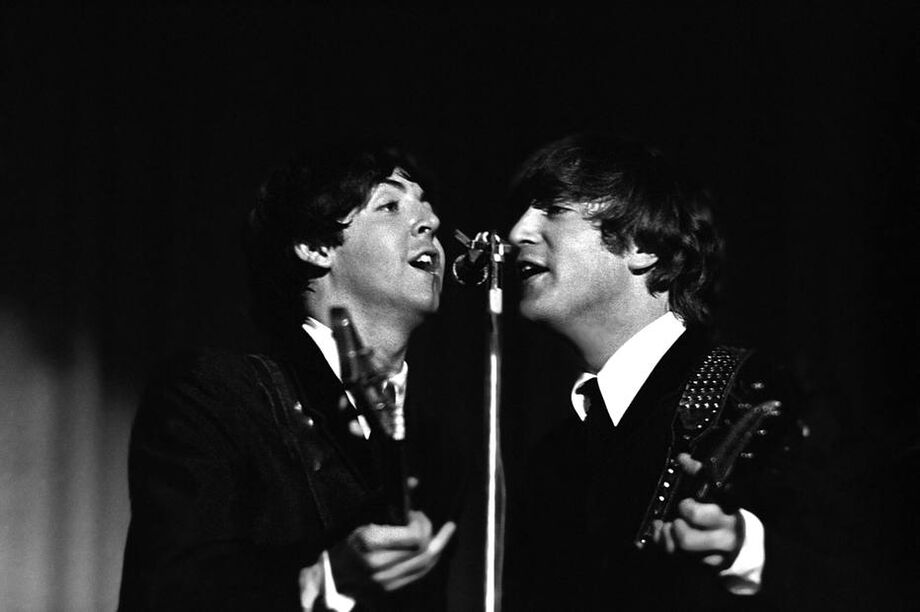 Paul McCartney (E) e John Lennon em fotografia de Mike Mitchell feita na primeira turnê americana dos Beatles, em 1964