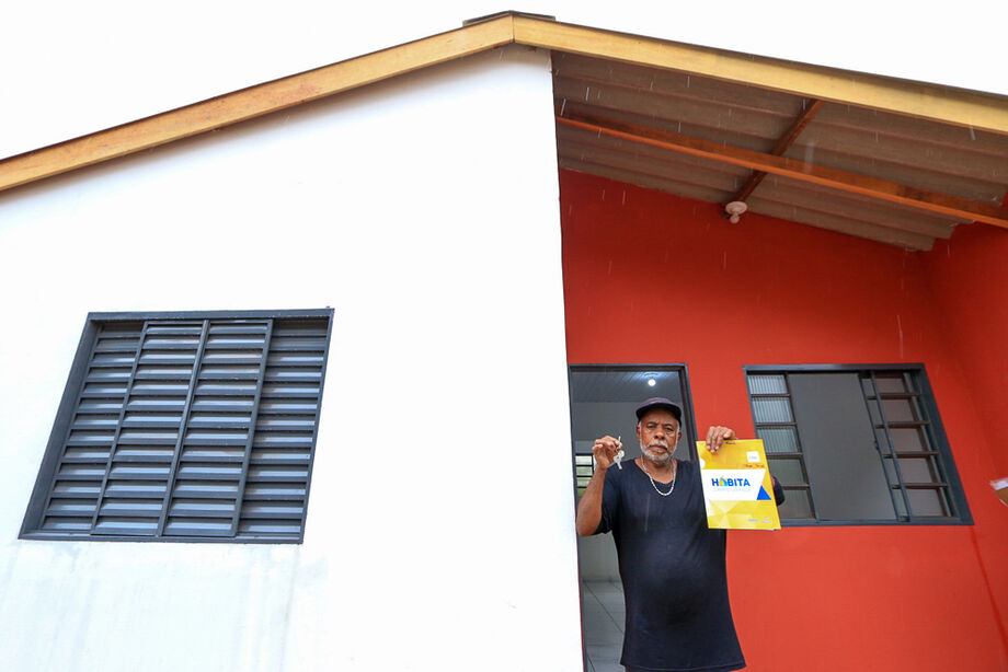 Morador mostra documento e casa nova