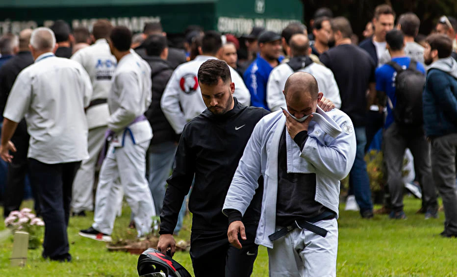Amigos vão ao velório do campeão de jiu-jítsu Leandro Lo, no cemitério do Morumbi, em São Paulo