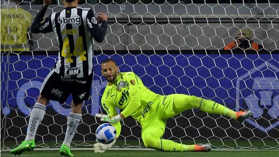 Weverton pega pênalti decisivo e ajuda Palmeiras a se classificar