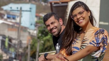 A advogada Ana Luíza Rodrigues, resolveu presentear Roberto Cravo, com a oficialização do vínculo entre pai e filha