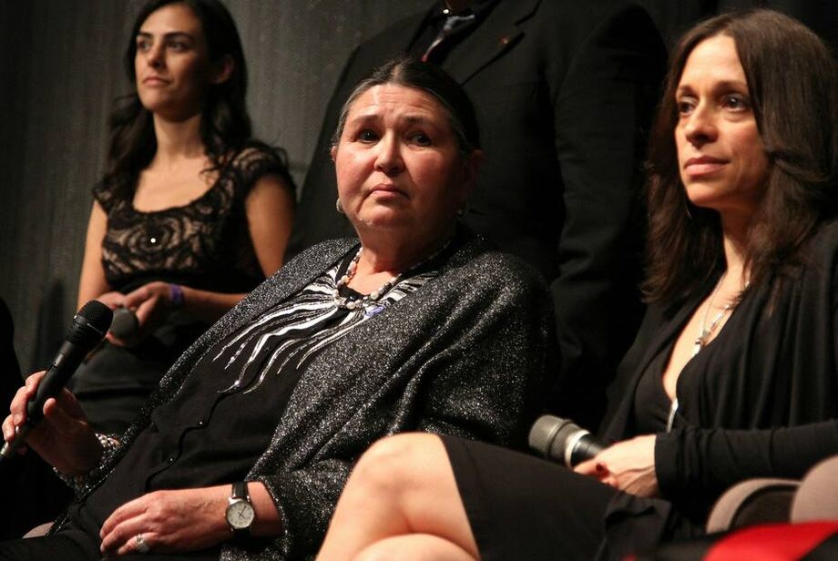 A Academia de Cinema de Hollywood pediu desculpas à atriz e ativista indígena Sacheen Littlefeather (esq).