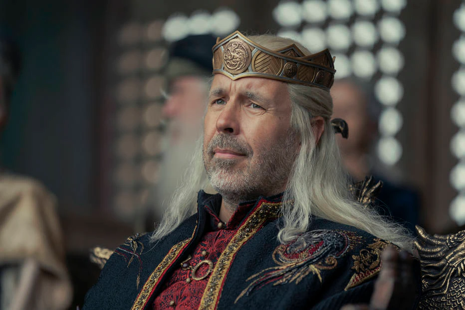 Na história, o rei Viserys I, vivido por Paddy Considine, não tem um herdeiro homem que possa assumir o Trono de Ferro