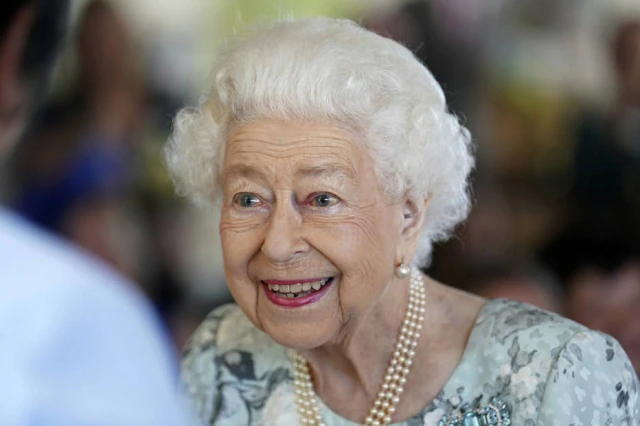 Rainha Elizabeth II durante inauguração do novo prédio no Thames Hospice, Maidenhead, Inglaterra, em 15 de julho
