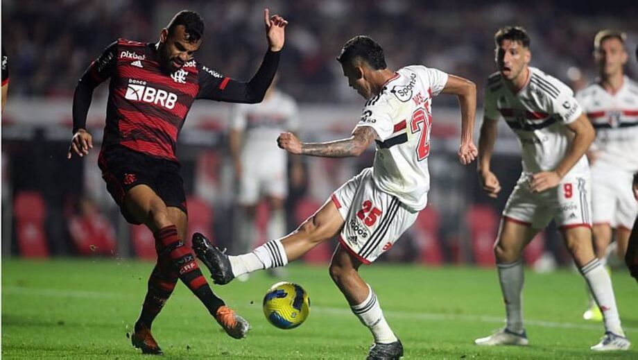 Flamengo bate São Paulo no Morumbi e encaminha vaga na final da Copa do Brasil