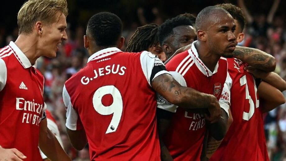 Gabriel Magalhães (dir.) é abraçado por Gabriel Jesus e companheiros de Arsenal após gol da vitória sobre o Fulham