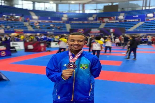 Júlio Cesar com a medalha de prata, no Pan-Americano de Karate, disputado no México. - Foto: Divulgação/ Federação de Karate de Mato Grosso do Sul