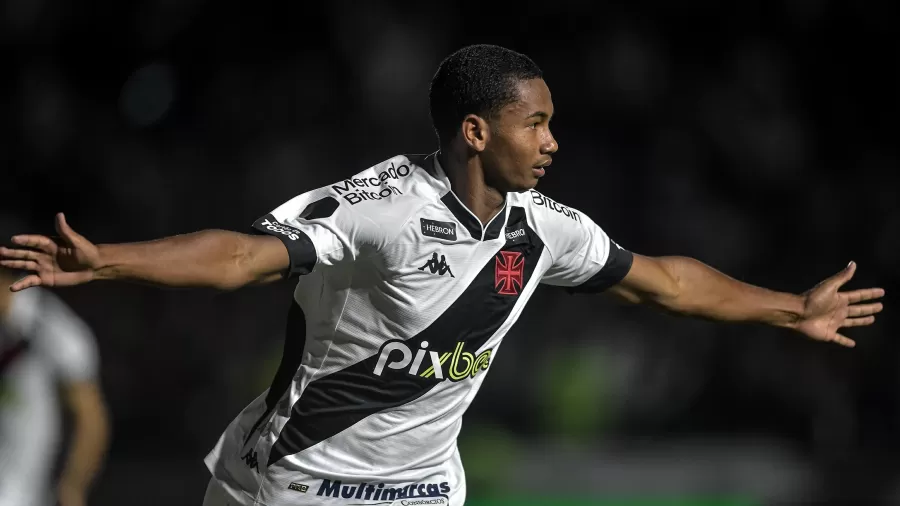 Eguinaldo comemora o segundo gol do Vasco na vitória sobre o Guarani, na Série B