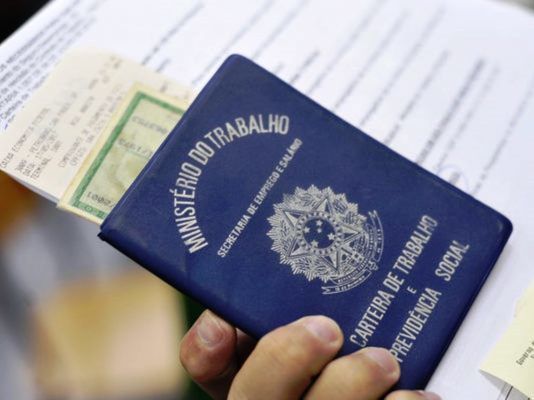 Taxa de desocupação no Brasil ficou em 5,6% no trimestre encerrado em julho, segundo o IBGE