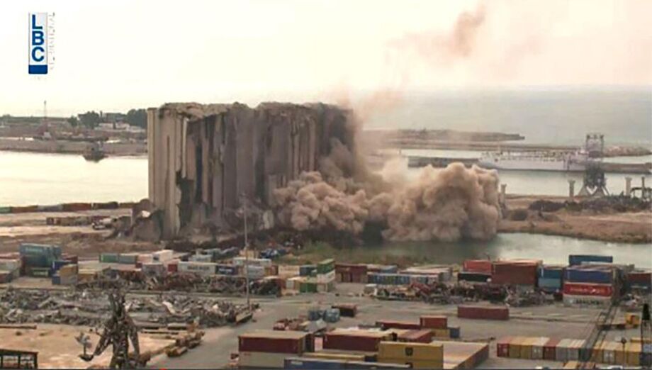 Reprodução de vídeo divulgado pela Lebanese Broadcasting Corporation International (LBCI) mostra colapso dos silos do Porto de Beirute.