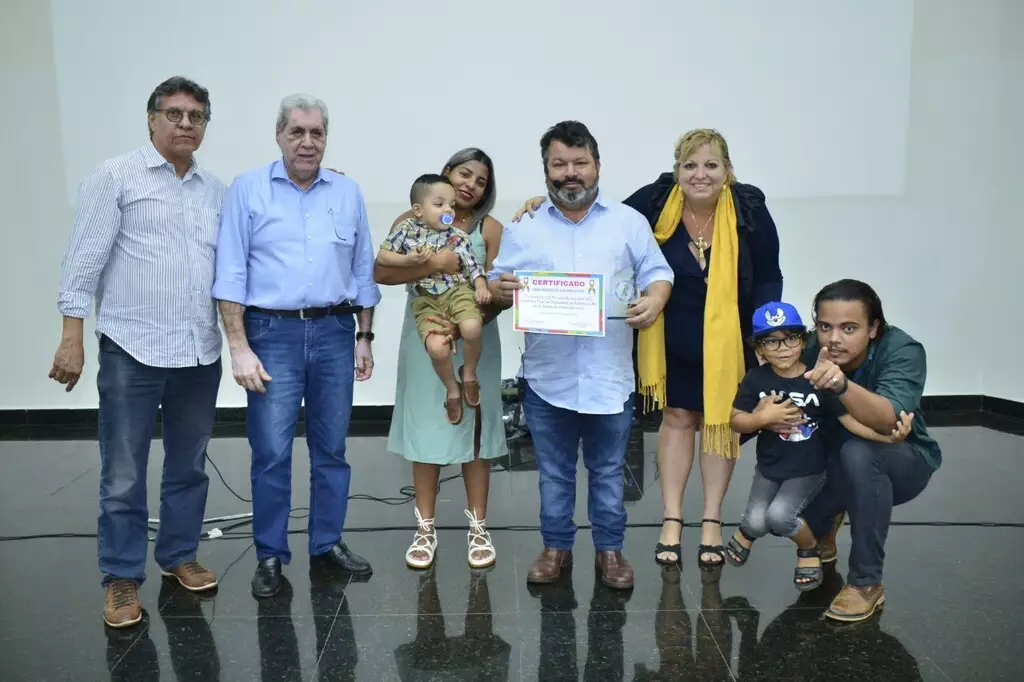Junto do ex-governador André Puccinelli, Carlos Bernardo se emociona ao ser nomeado embaixador dos autistas.