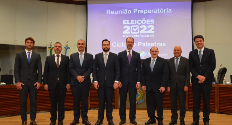 A reunião aconteceu no plenário do TRE-MS e contou com a participação de todos os juízes eleitorais do Estado