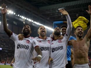 Preservado no clássico, Scarpa volta e aposta na torcida em decisão com Flamengo