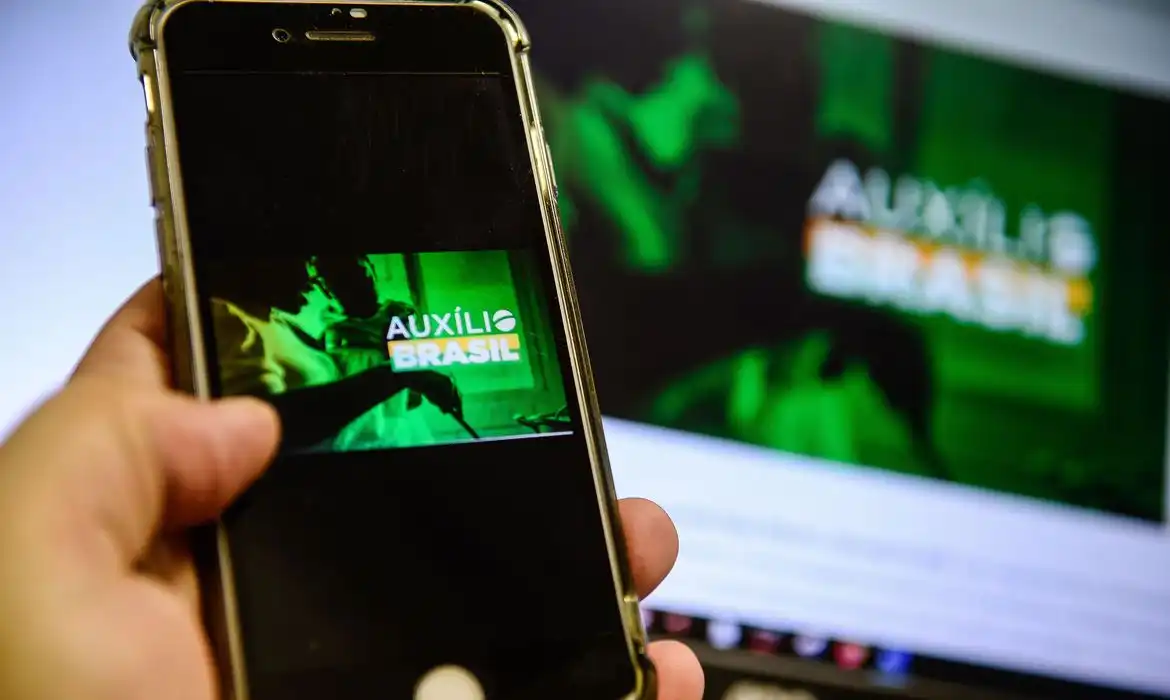 Governo Bolsonaro prevê Orçamento de 2023 com Auxílio de R$ 405 e IR sem correção