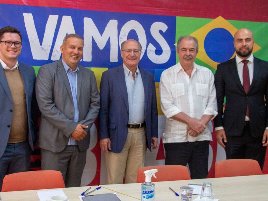 A oficialização da negociação foi feita após reunião entre o presidente do PROS e lideranças do PT