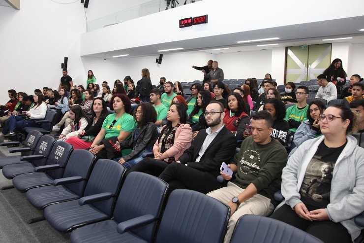 Um dos alunos, entre os aproximadamente 76 que visitaram à ALEMS, Vitor Morais, de 15 anos, expressou seu interesse e importância da política para a sociedade