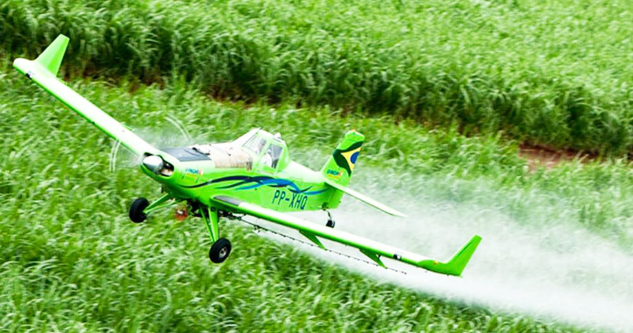 Estudo aponta aumento da toxicidade de pesticidas e coloca Brasil entre países com maior impacto por área agrícola.