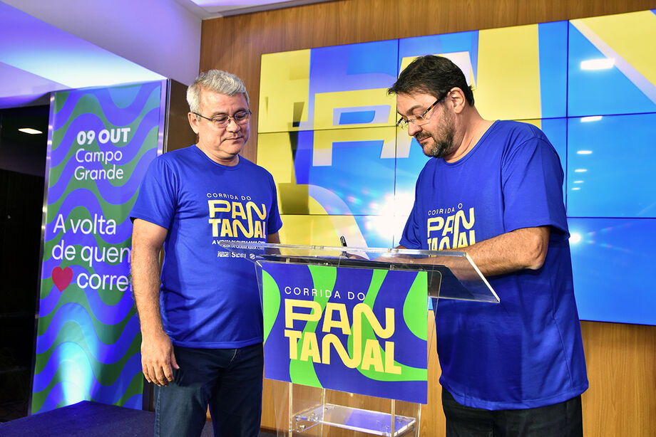 Diretor geral da Rede Matogrossense de Comunicação (RMC), Nicomedes Silva Filho, e o presidente da Fiems, Sergio Longen, assinam termo de parceria para a Corrida do Pantanal