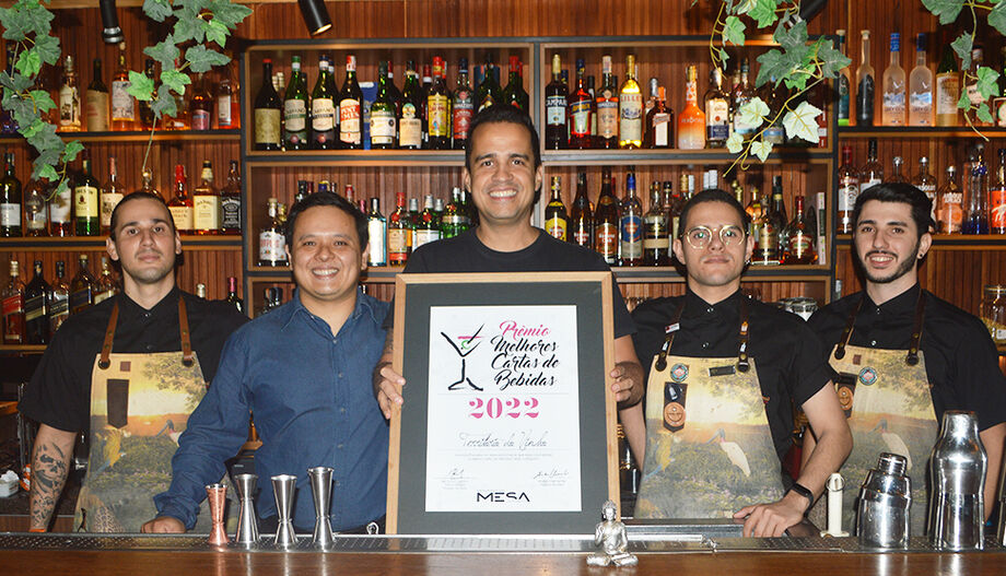 Equipe do Território do Vinho posa feliz com a placa onde reconheceu o estabelecimento como um dos melhores do País