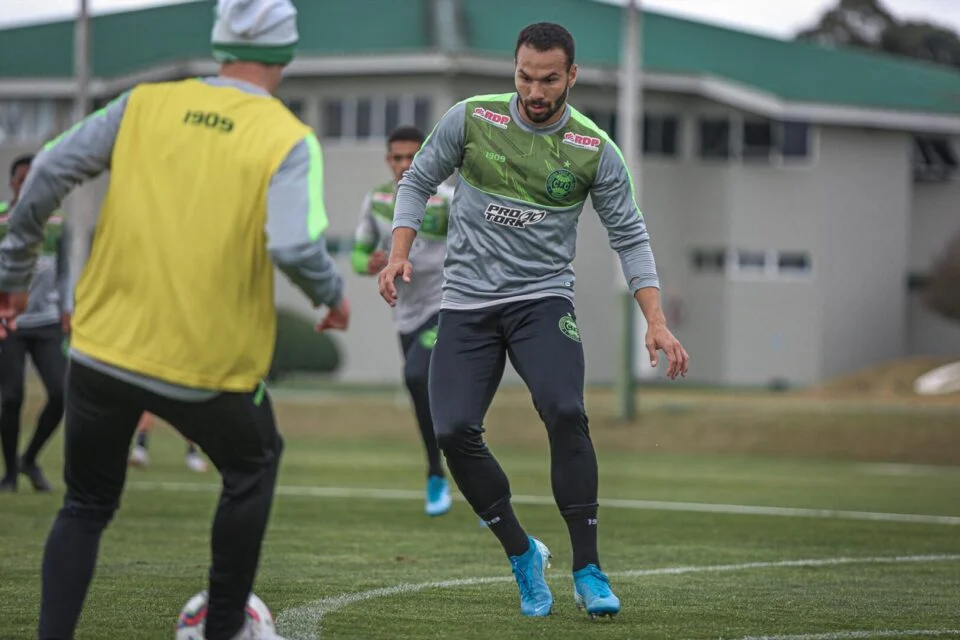 O atacante Edson Carioca