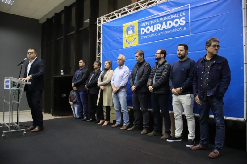 Prefeito Alan Guedes entregou emendas para a Educação do município