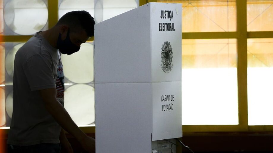 No entanto, os candidatos estão em campanha oficialmente a partir de hoje (16)