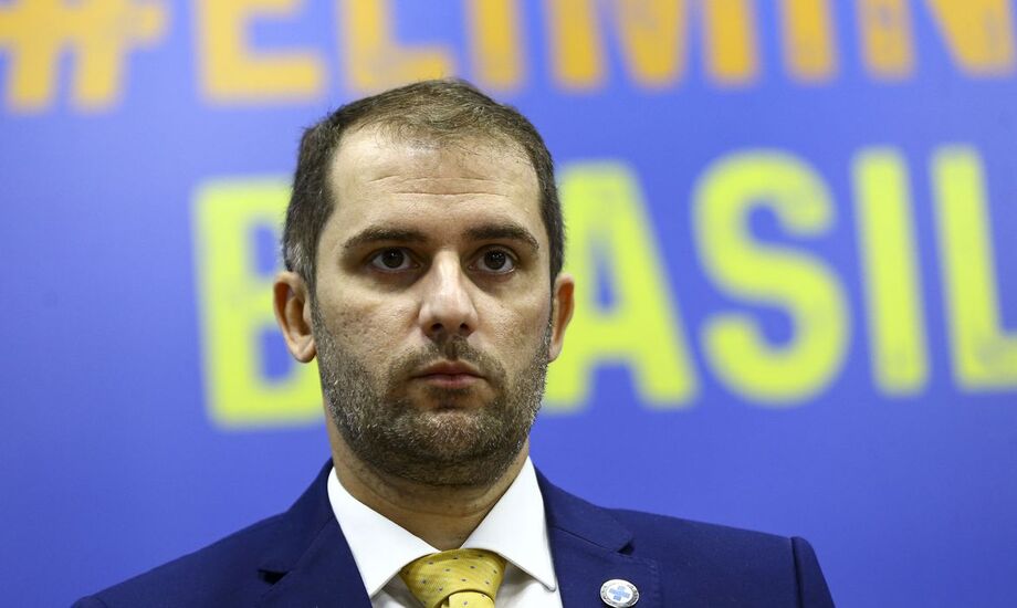 O novo diretor da Agência Nacional de Vigilância Sanitária (Anvisa), Daniel Meirelles Fernandes Pereira, tomou posse nesta sexta-feira (12).
