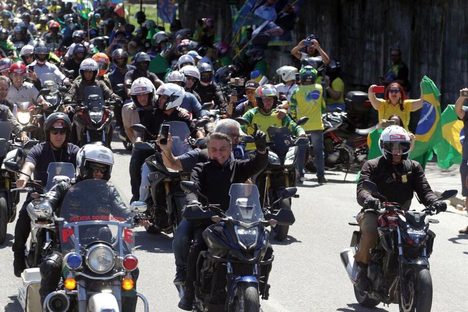 O presidente Jair Bolsonaro (PL) participou de motociata no Recife neste sábado, (6)
