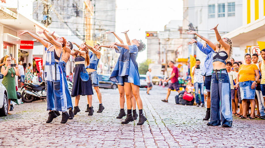 Dançarinos da Cia de Dança do Pantanal