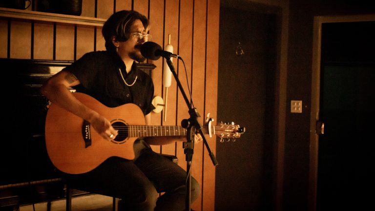 João ficou conhecido no cenário de slowcore e rock alternativo da Capital