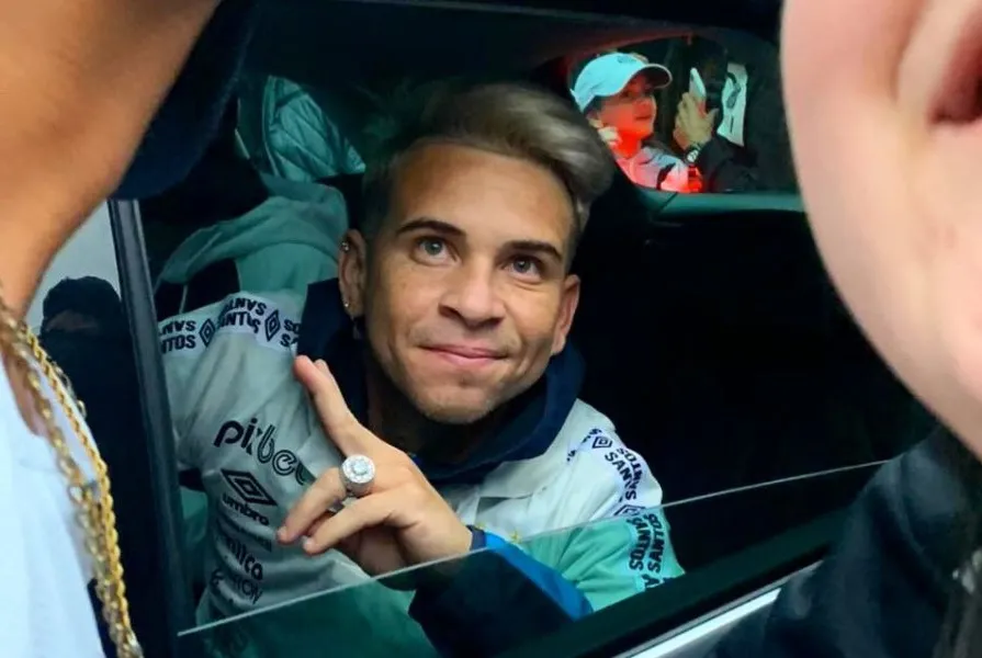 Soteldo com a camisa do Santos