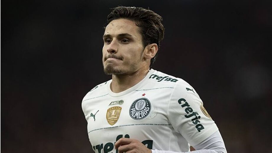 Raphael Veiga lesionou o tornozelo e vira preocupação no Palmeiras