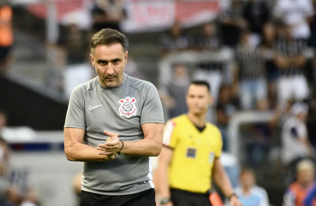 No sábado, antes de viajar para a capital cearense, Vítor Pereira priorizou treinos com bolas paradas no ataque e na defesa e também chutes a gol