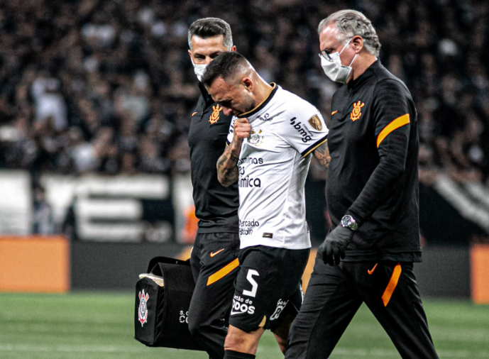 Maycon, volante do Corinthians, sofreu uma fratura no segundo dedo do pé esquerdo e está fora do jogo da volta contra o Flamengo