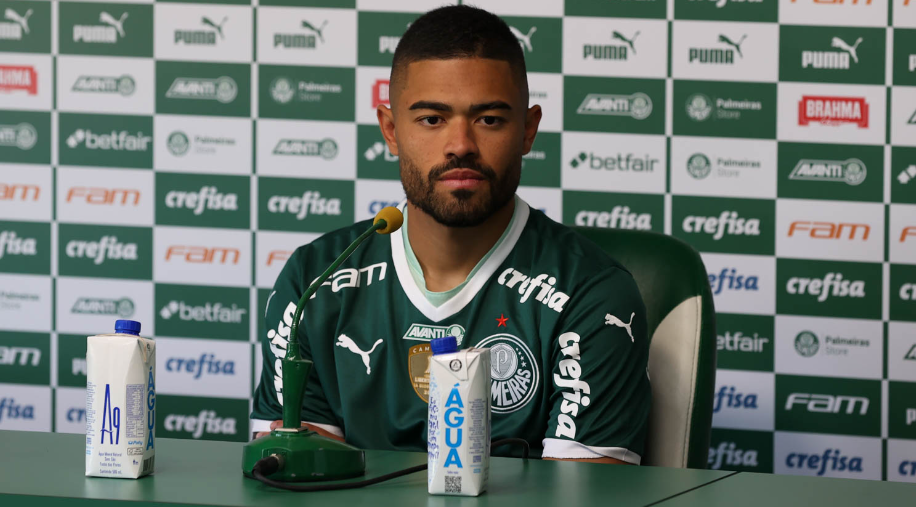 Tabata é apresentado no Palmeiras e diz estar pronto para encarar Corinthians